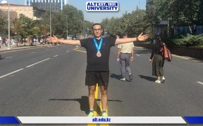 ALT University профессоры Қанат Дәубаев мерейтойлық Almaty Marathon 2026 марафонында пейсмейкер болды